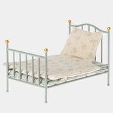 11-2118-01-5707304122357-jucarie-maileg-pentru-casuta-de-papusi-pat-metalic-mint