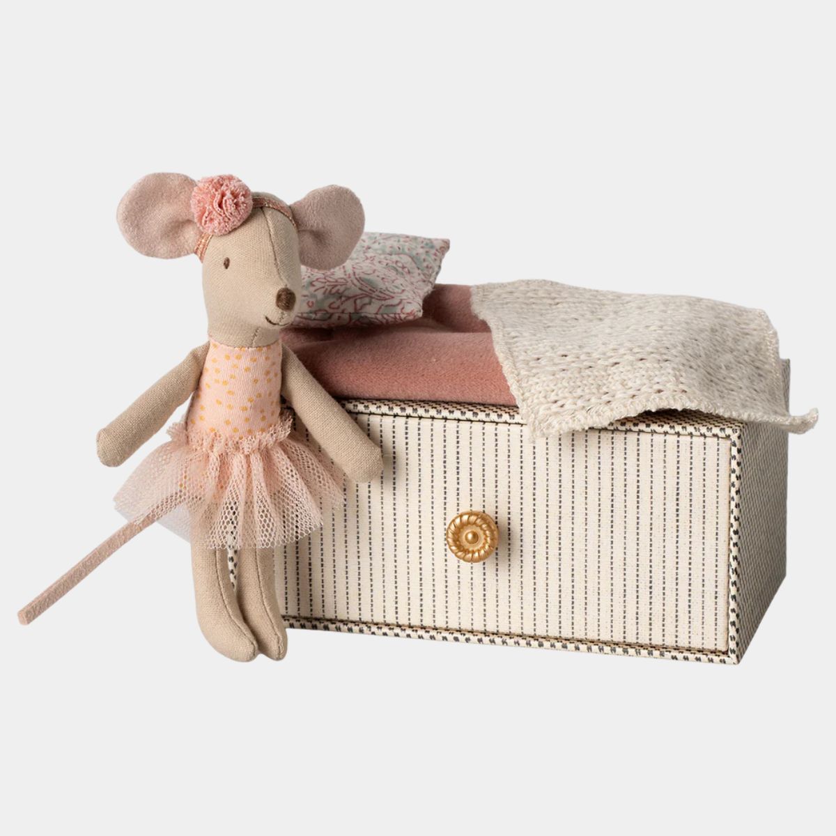 17-4106-00-5707304137214-jucarie-maileg-dance-mouse-in-daybed-little-sister