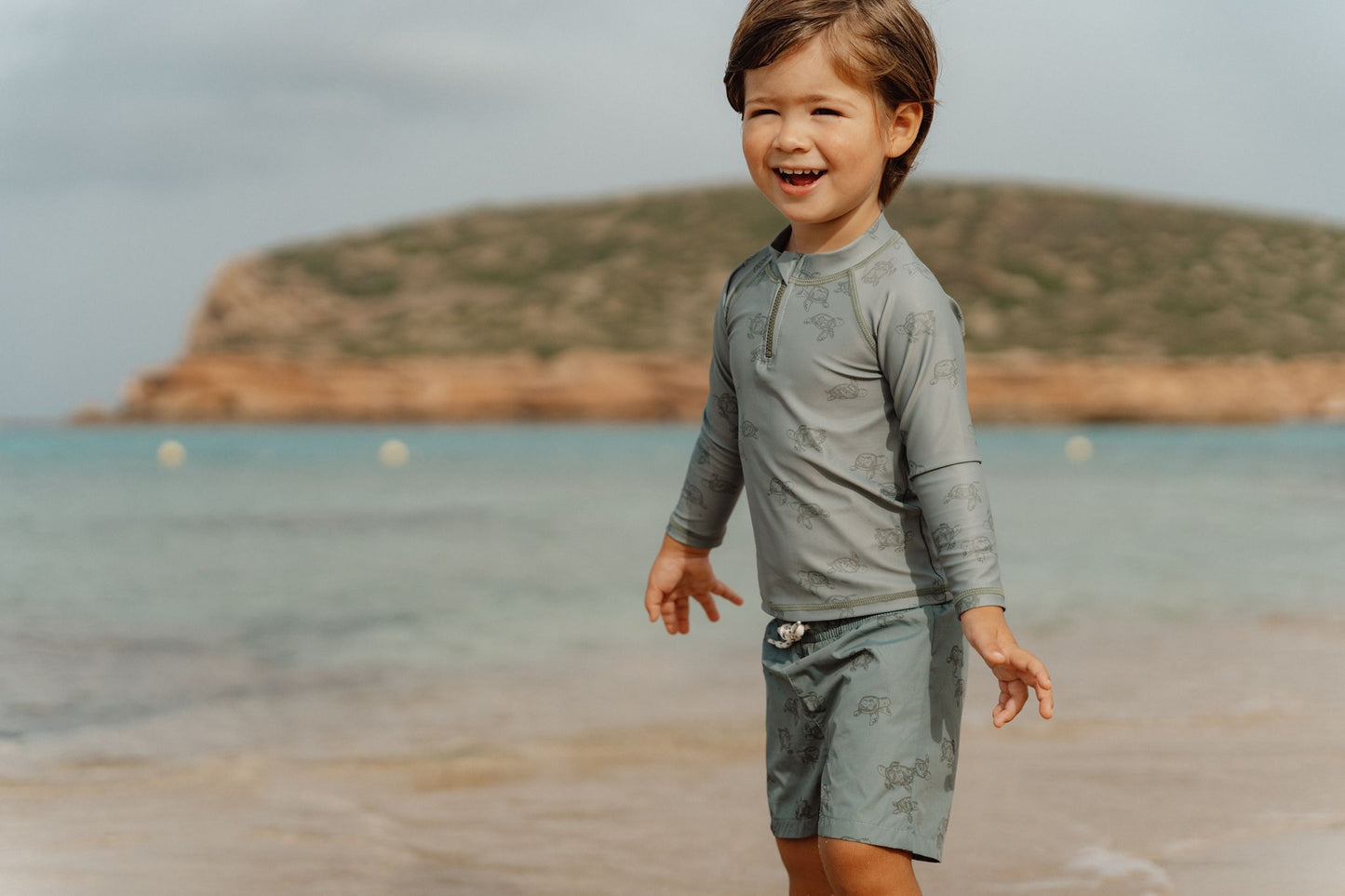 Sort pentru baie cu protectie UV 50+ - Turtle Island Olive - Little Dutch