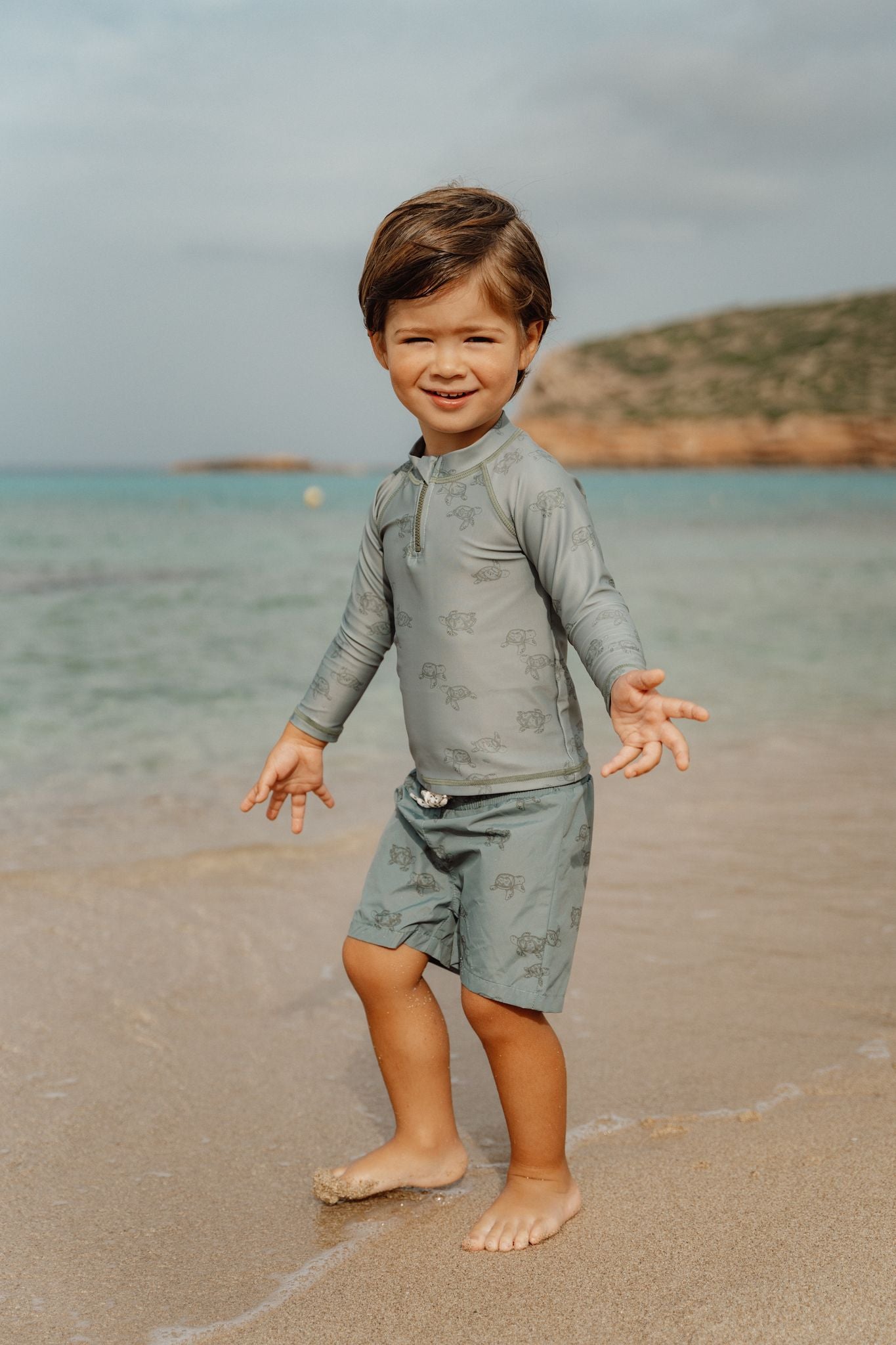 Sort pentru baie cu protectie UV 50+ - Turtle Island Olive - Little Dutch