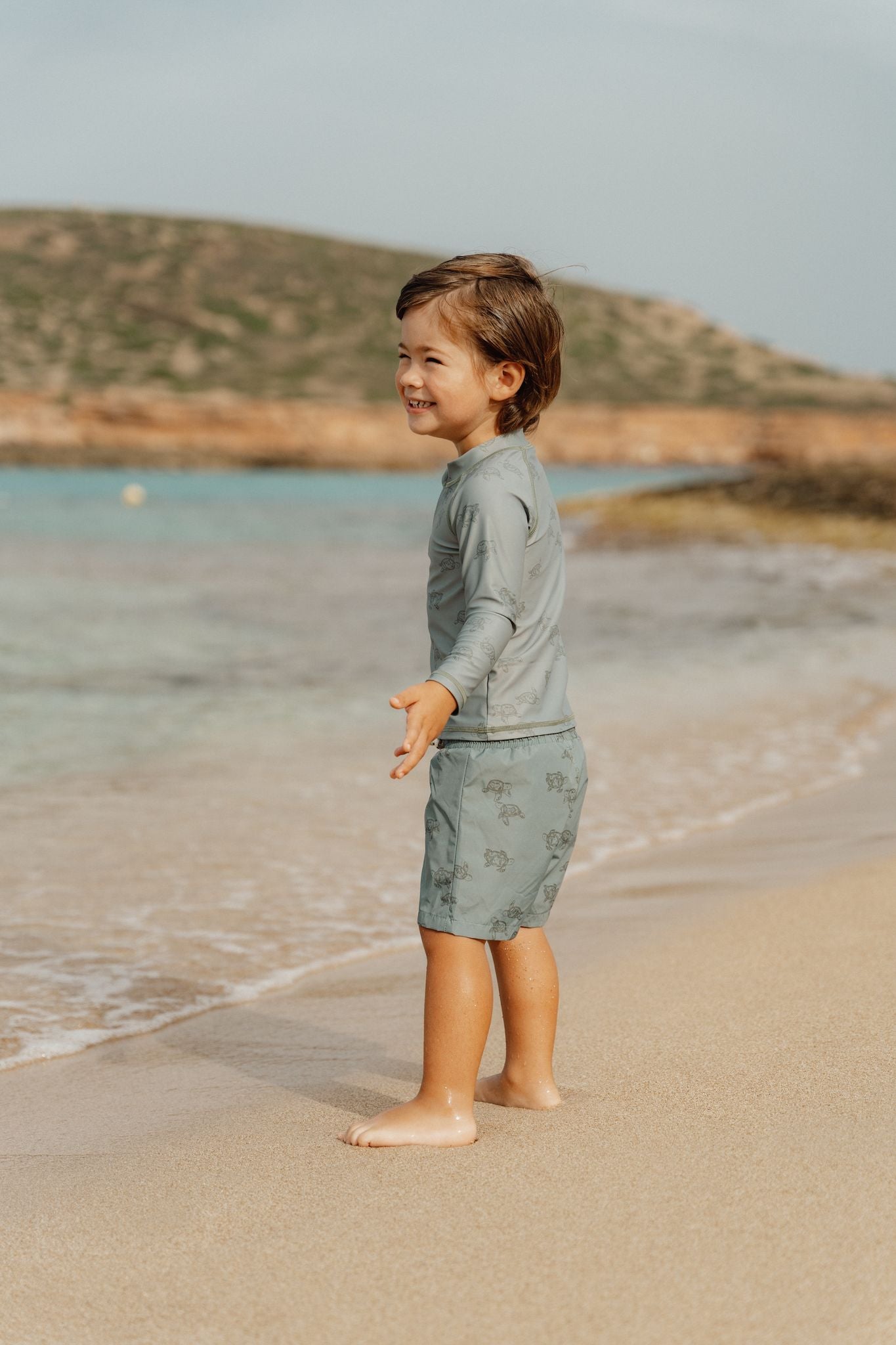 Sort pentru baie cu protectie UV 50+ - Turtle Island Olive - Little Dutch