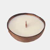 lumanare-parfumata-cu-fitil-din-lemn-in-nuca-de-cocos