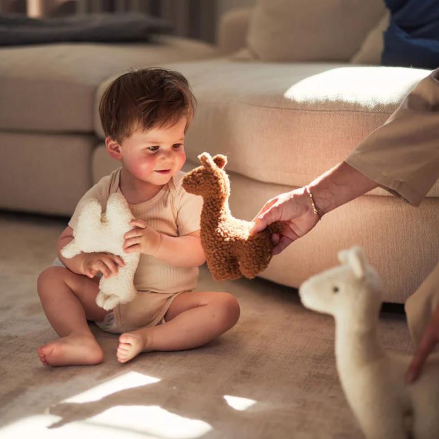 037-001-66053-8717329364998-Jucarie-din-Plus-Lama-20-cm-Caramel-Jollein