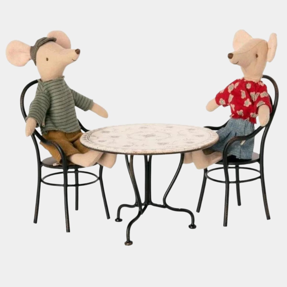 11-0114-00-5707304106937-masa-cu-2-scaune-metalice-pentru-casuta-de-papusi-maileg