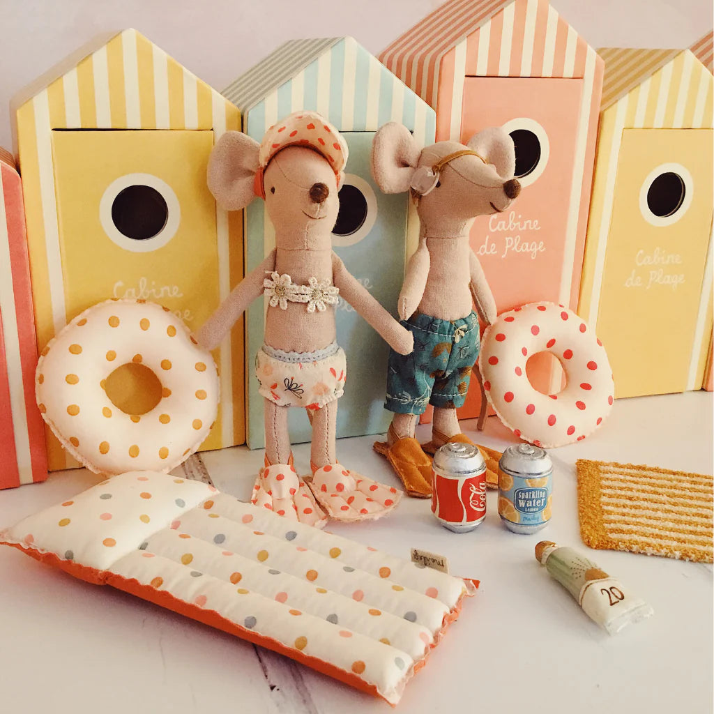 11-1402-01-5707304112044-jucarie-maileg-casuta-papusi-colac-buline-rosii