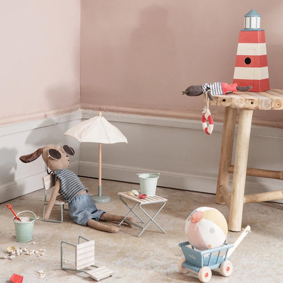 11-1404-00-5707304111252-jucarie-maileg-casuta-papusi-umbrela-soare