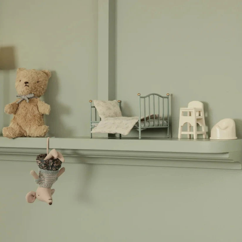 11-2112-00-5707304119555-jucarie-maileg-casuta-papusi-olita