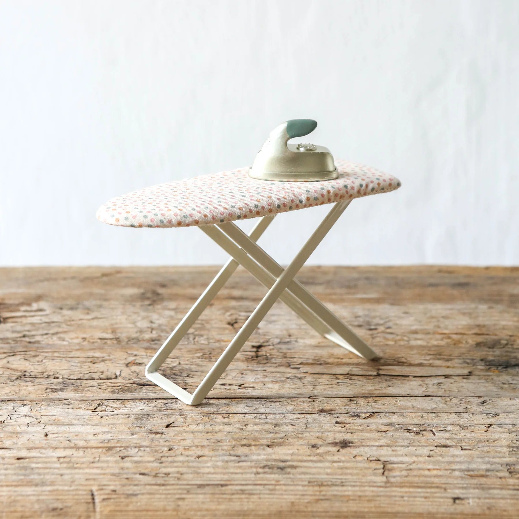 11-4119-00-5707304137634-jucarie-maileg-pentru-casuta-de-papusi-masa-cu-fier-de-calcat