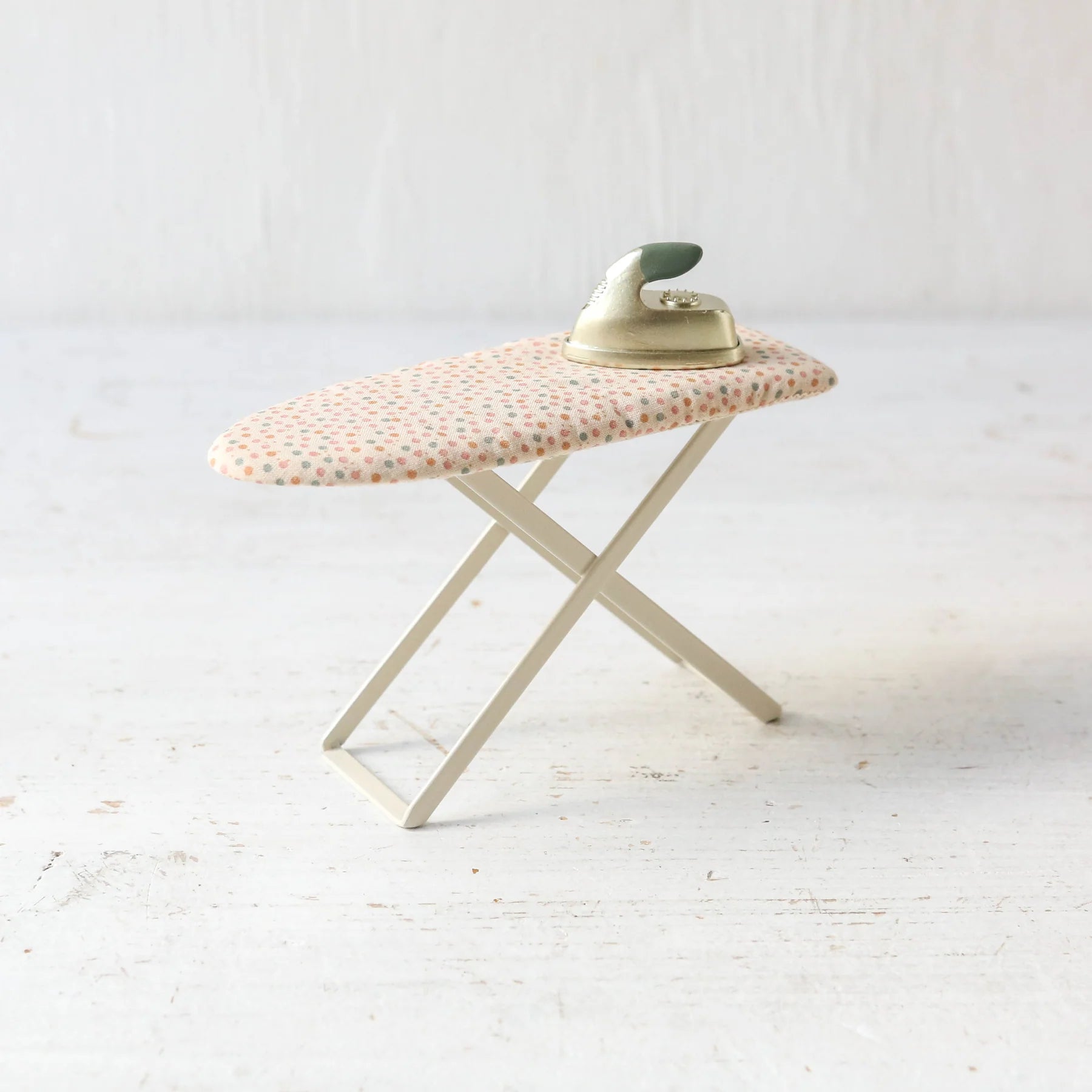 11-4119-00-5707304137634-jucarie-maileg-pentru-casuta-de-papusi-masa-cu-fier-de-calcat