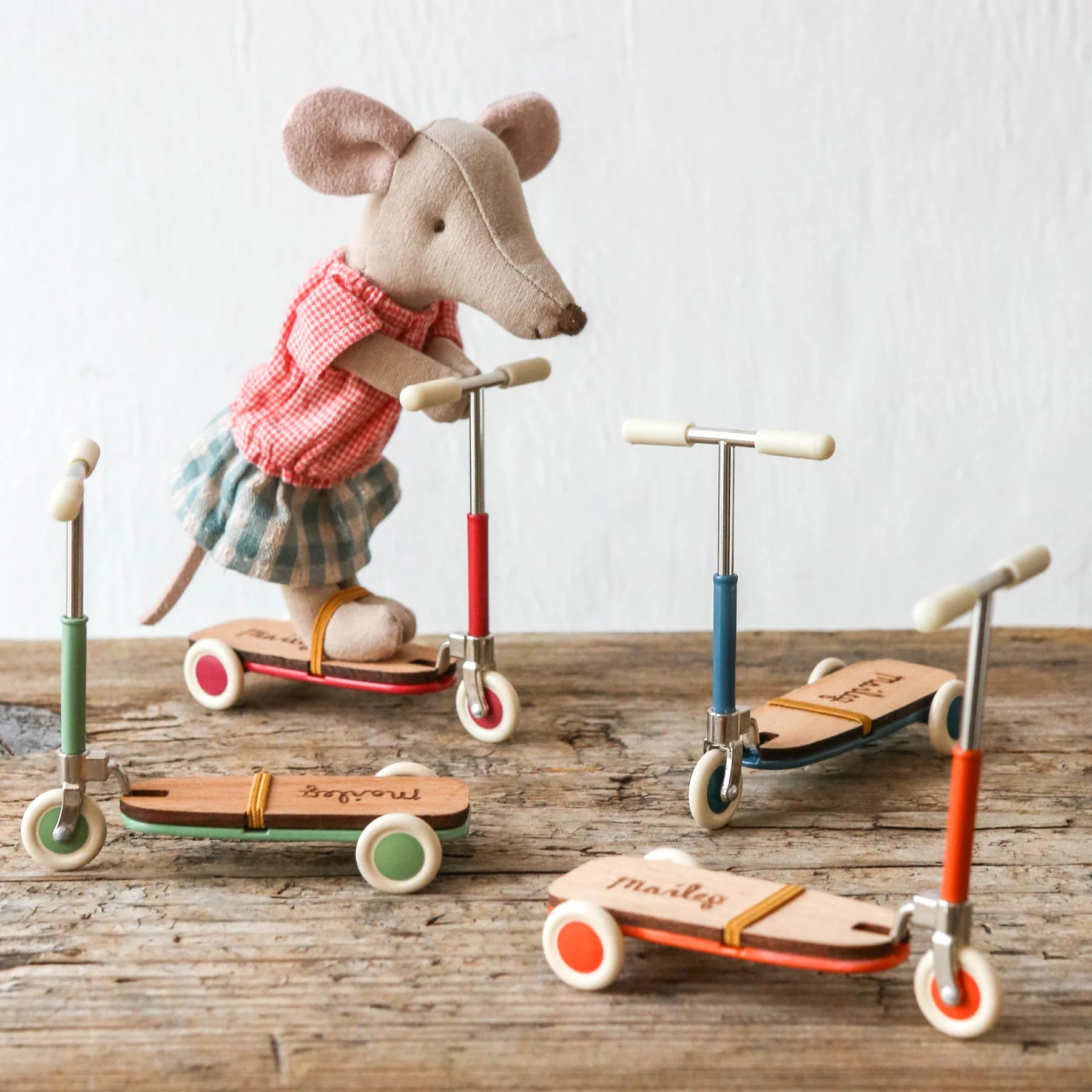 11-5102-00-5707304142355-jucarie-maileg-pentru-casuta-de-papusi-trotineta-red