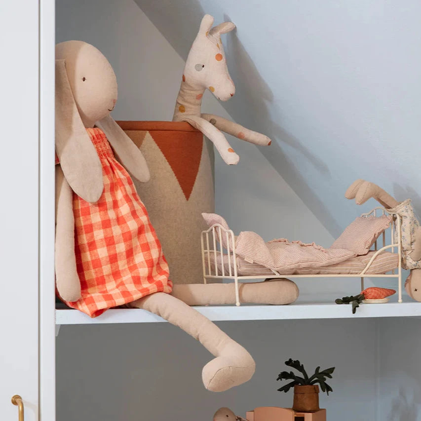 16-2300-00-5707304118473-iepuras-textil-marimea-3-cu-rochita-maileg