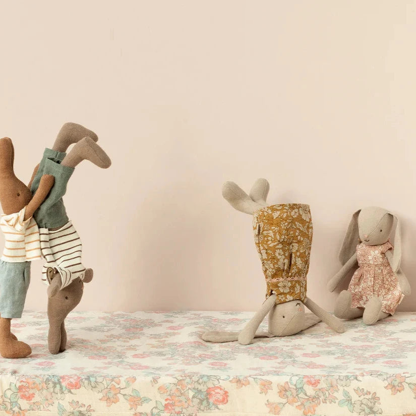 16-4100-00-5707304134688-jucarie-maileg-bunny-size-1-classic-flower-dress