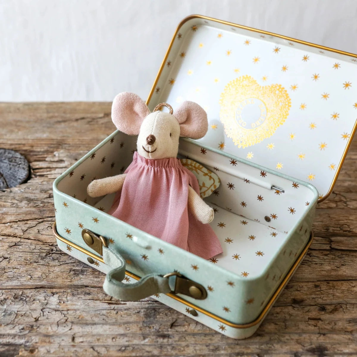 17-2700-00-5707304124092-soricel-maileg-angel-mouse-in-suitcase