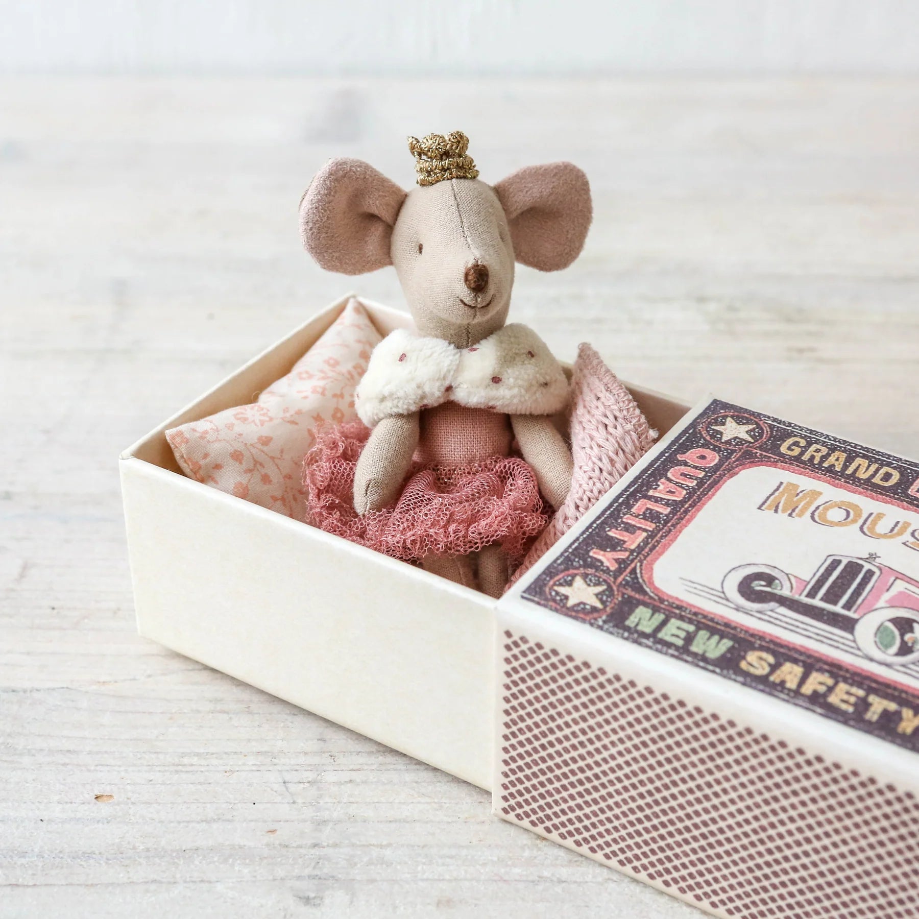 17-3100-00-5707304130222-jucarie-maileg-princess-mouse-little-sister-in-matchbox