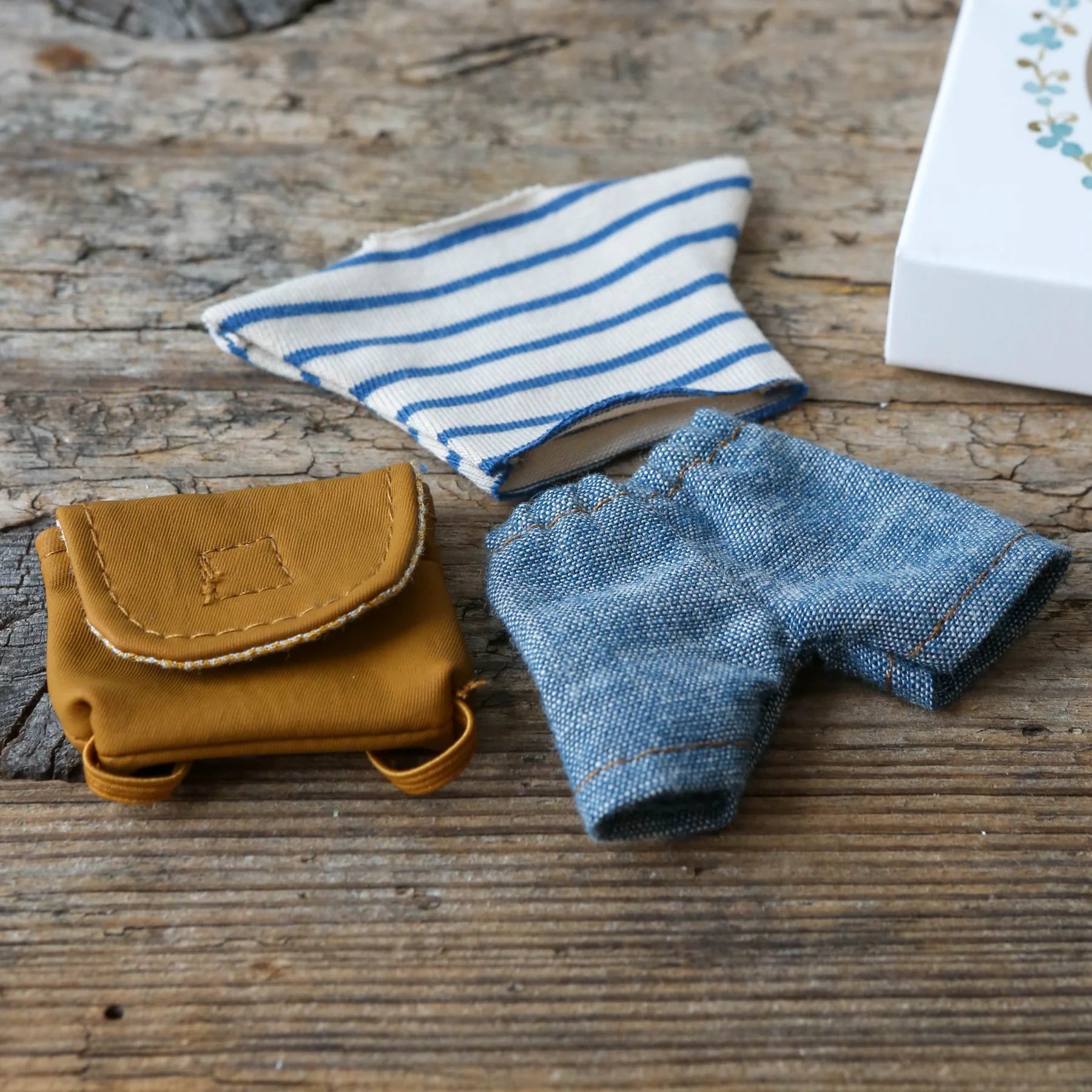 17-3205-02-5707304122753-accesorii-maileg-clothes-and-bag-big-brother