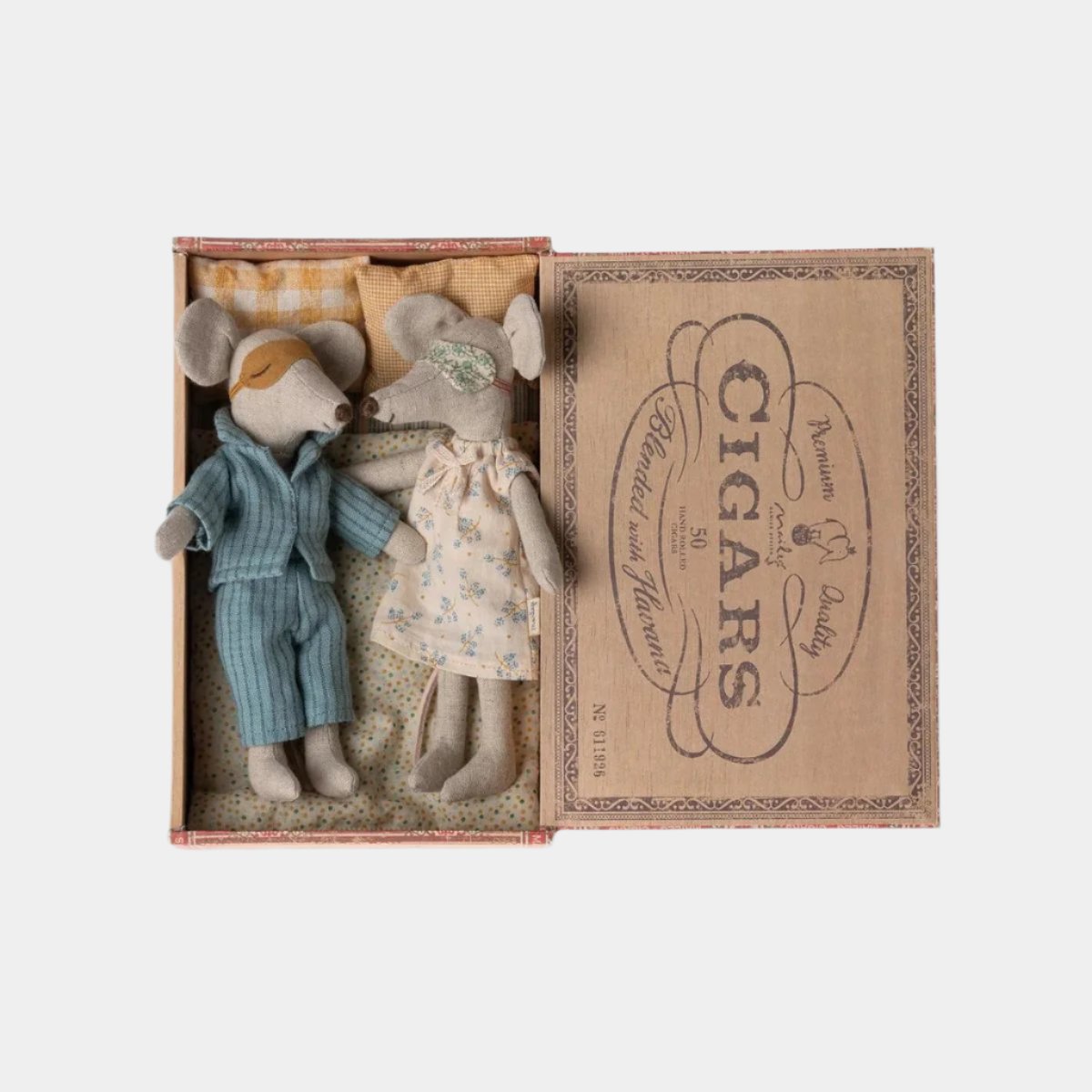 17-3302-00-5707304129691-jucarie-maileg-mum-and-dad-in-cigarbox