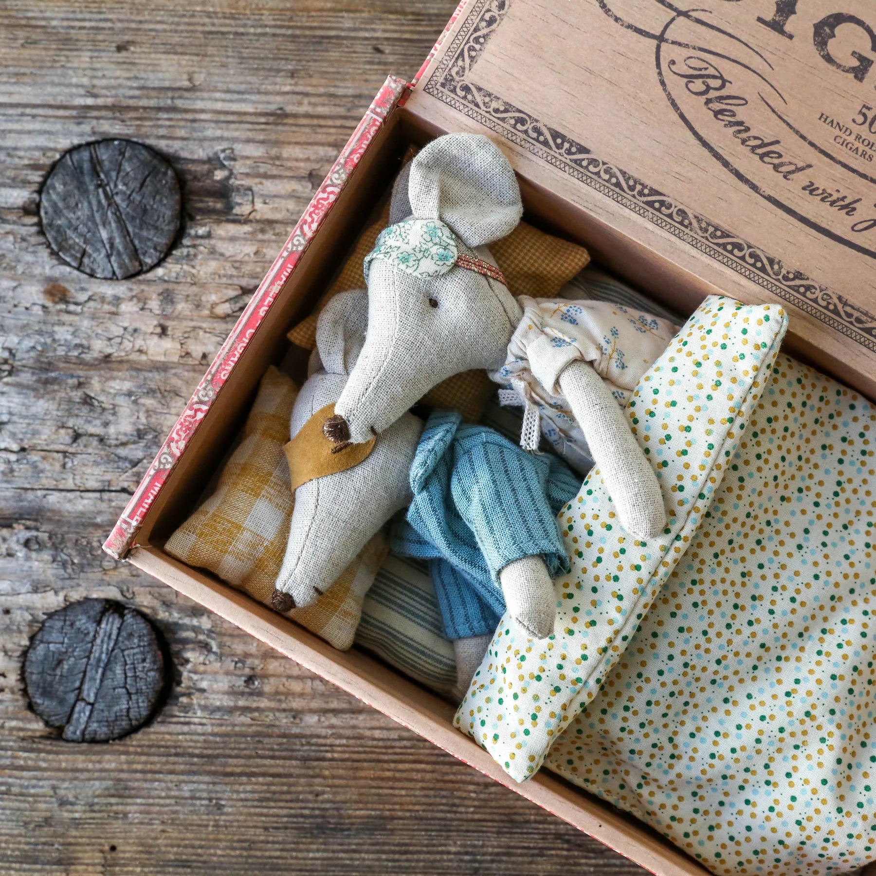 17-3302-00-5707304129691-jucarie-maileg-mum-and-dad-in-cigarbox