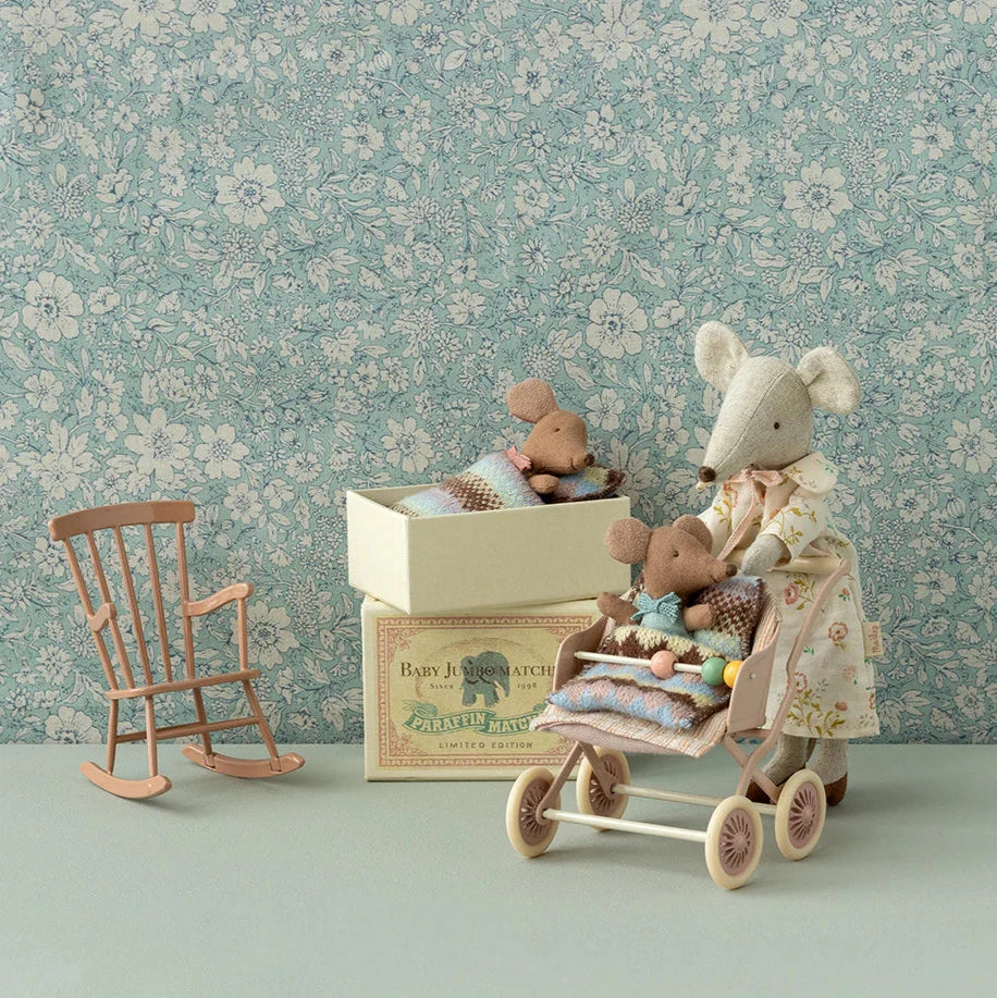 17-4001-00-5707304133100-jucarie-maileg-sleepy-wakey-mouse-in-matchbox-blue