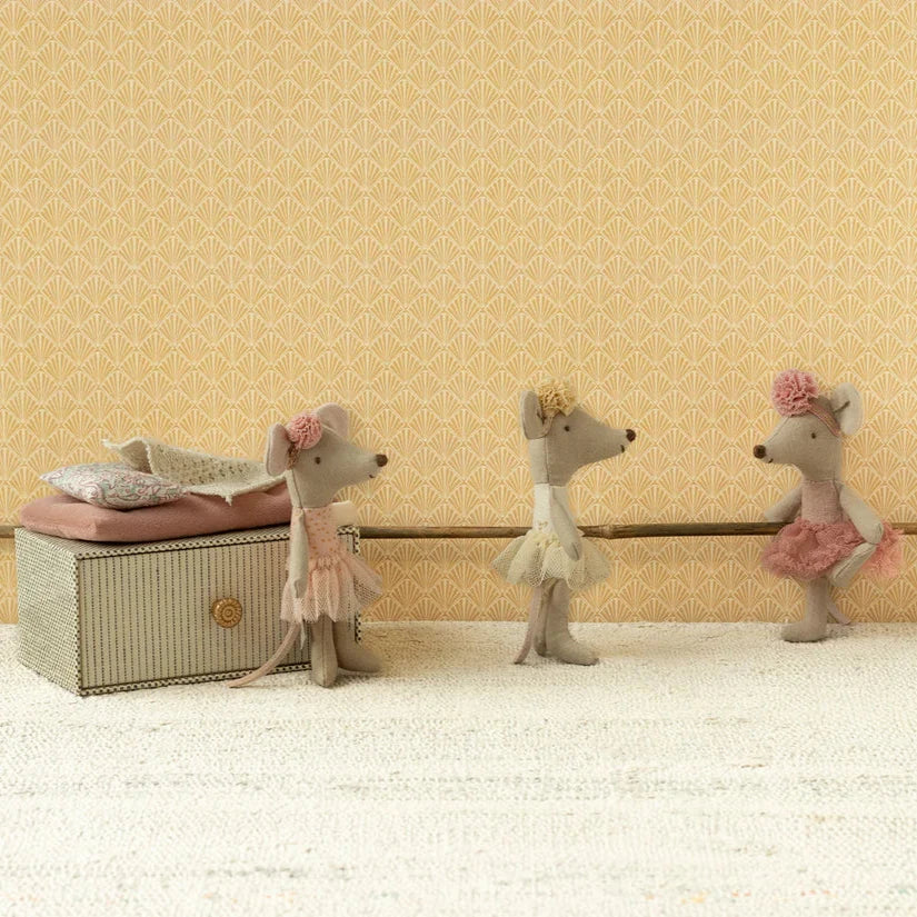 17-4106-00-5707304137214-jucarie-maileg-dance-mouse-in-daybed-little-sister