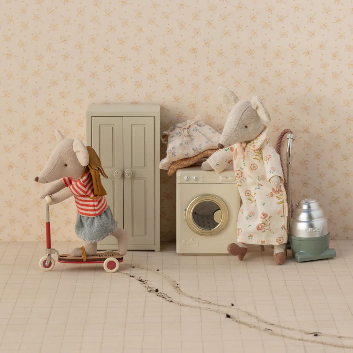 17-5203-00-5707304142416-jucarie-maileg-sister-mouse-big-sister