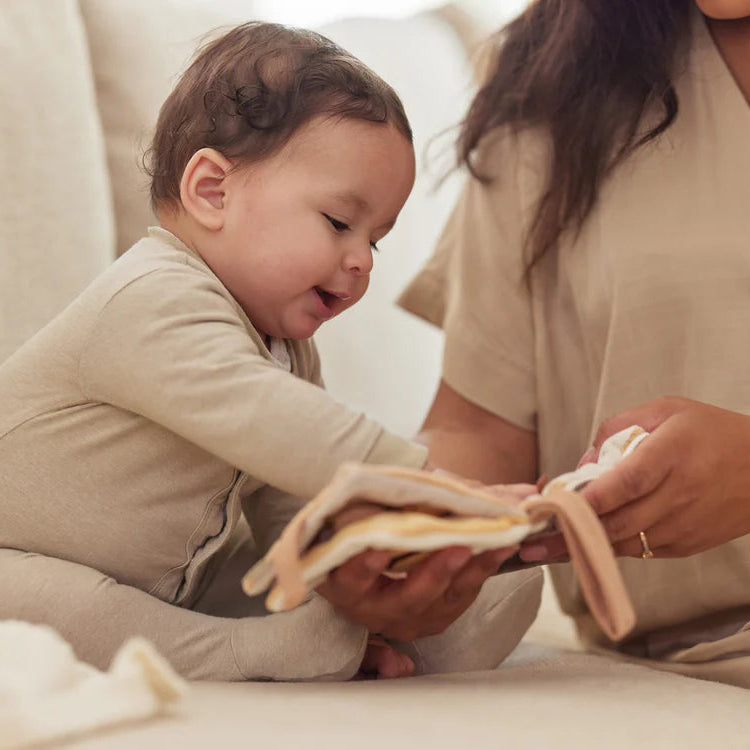 221-001-67018_8717329371170_carte-senzoriala-pentru-bebelusi-spring-garden