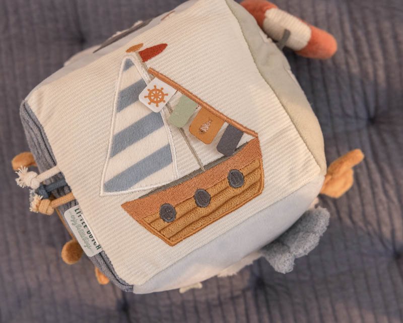 Jucarie senzoriala din material textil Cub activitati Sailors Bay - Little Dutch