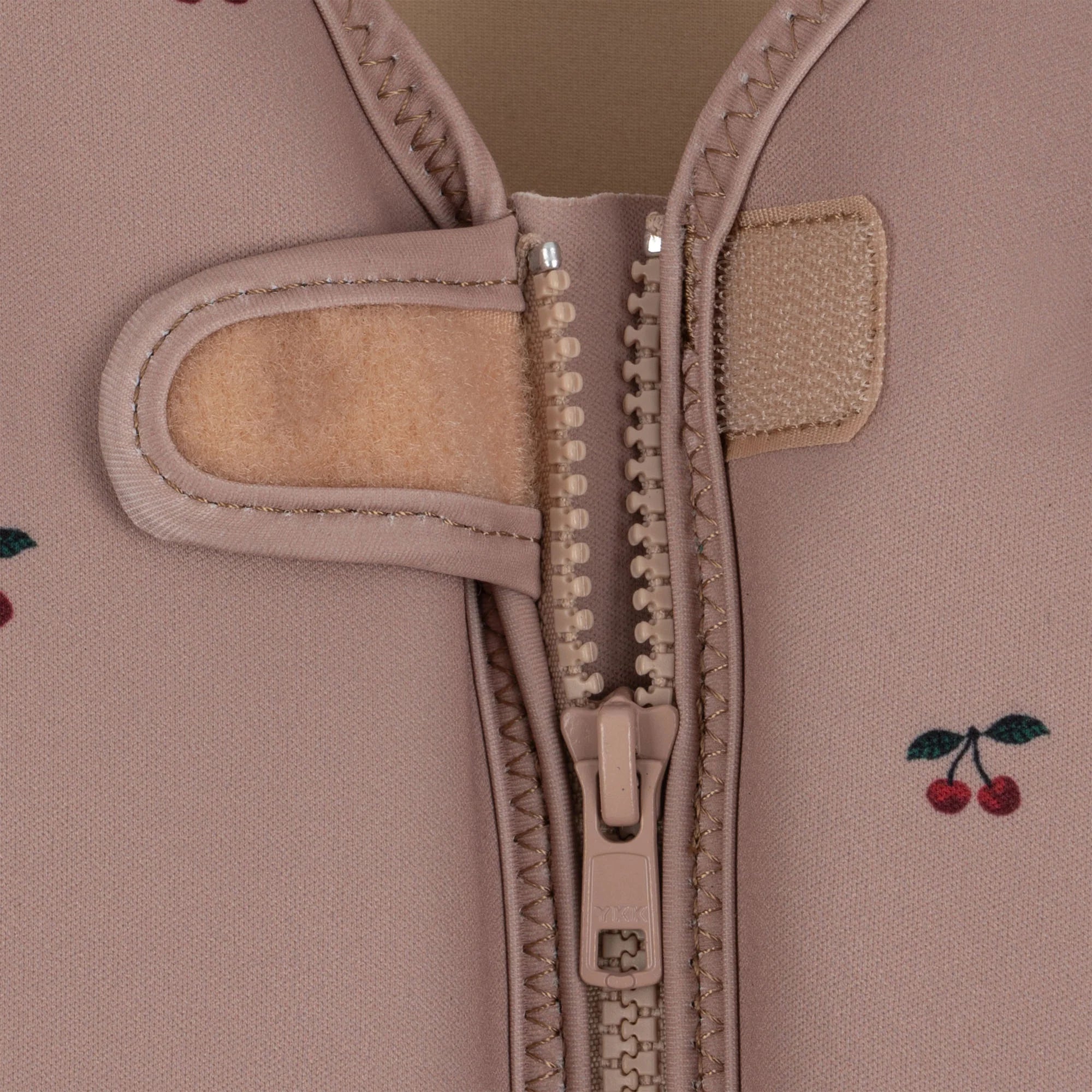 KS100417-vesta-pentru-inot-frill-cherry-konges-slojd
