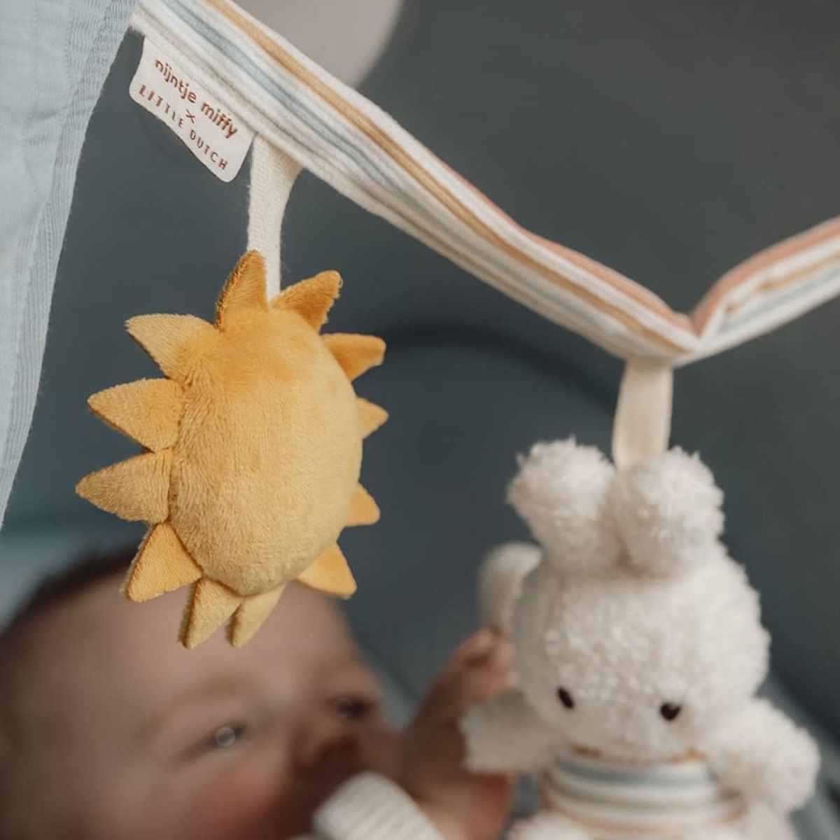 NIJN867-8713291668676-jucarie-pentru-carucior-miffy-vintage-sunny-stripes-little-dutch