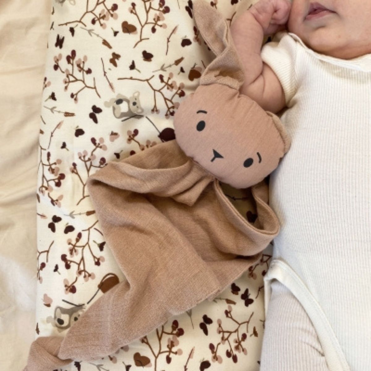 NU179-CARAMEL-5715235004239-jucarie-paturica-bumbac-organic-iepuras-nuuroo