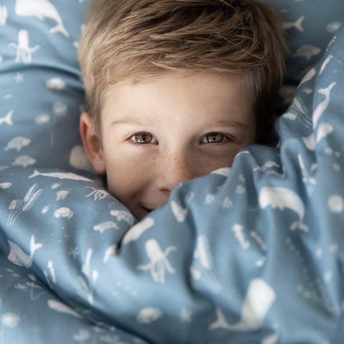 TE10320640-8719638747110-lenjerie-patut-ocean-blue-100x140-little-dutch