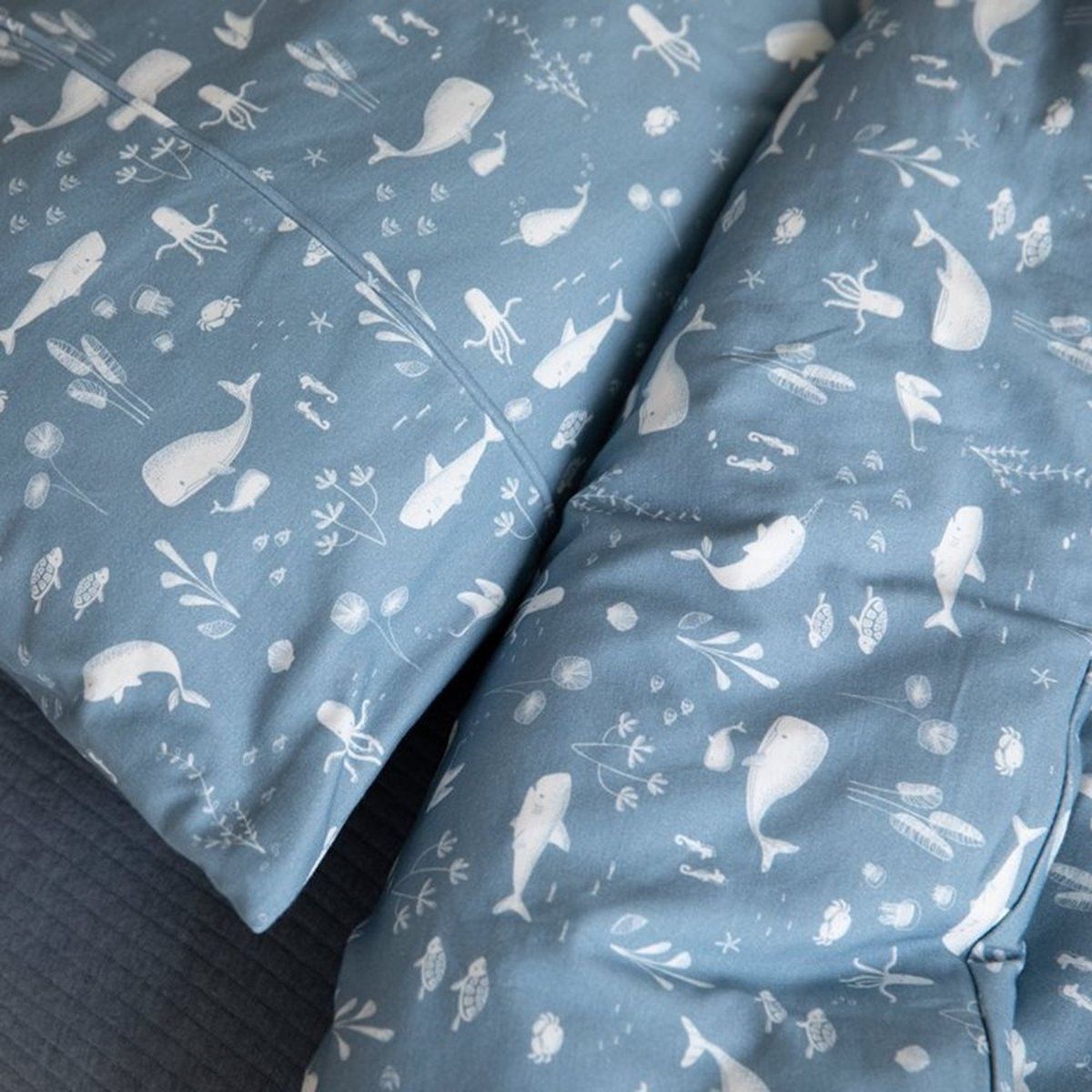 TE10320640-8719638747110-lenjerie-patut-ocean-blue-100x140-little-dutch