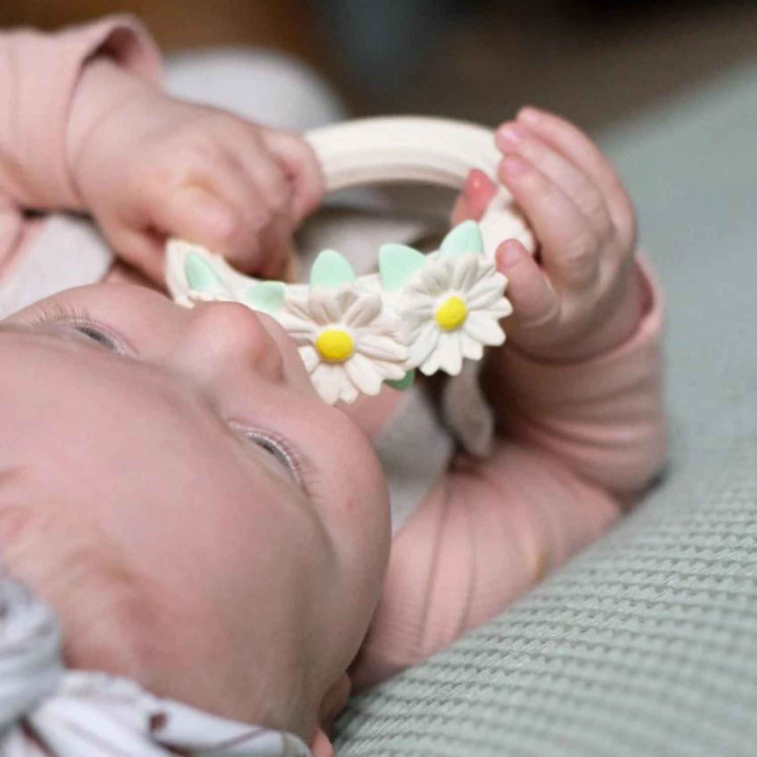 TRDCWH09-8719033869325-Jucarie-pentru-Dentitie-din-cauciuc-natural-Daisy-chain