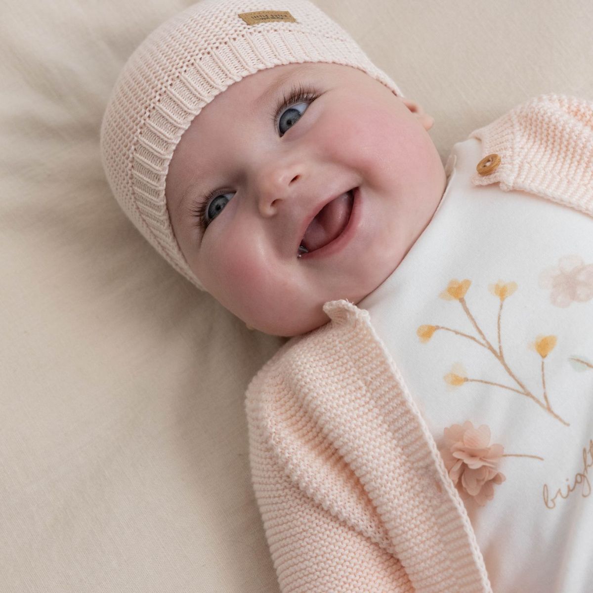 caciulita-tricotata-pentru-bebelusi-pink-flowers-butterflies-little-dutch