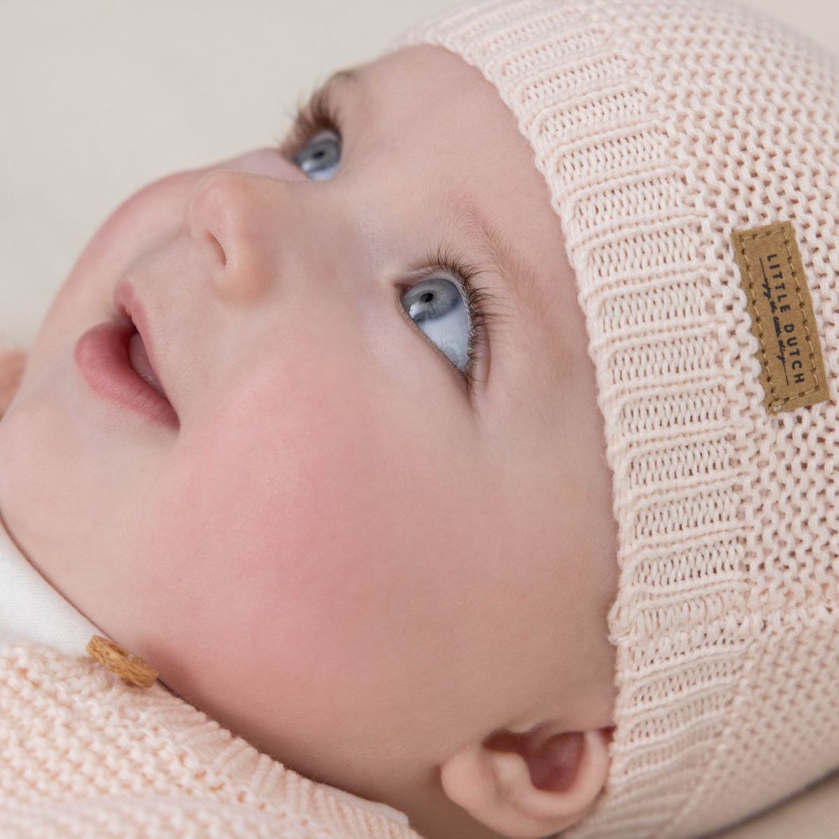 caciulita-tricotata-pentru-bebelusi-pink-flowers-butterflies-little-dutch