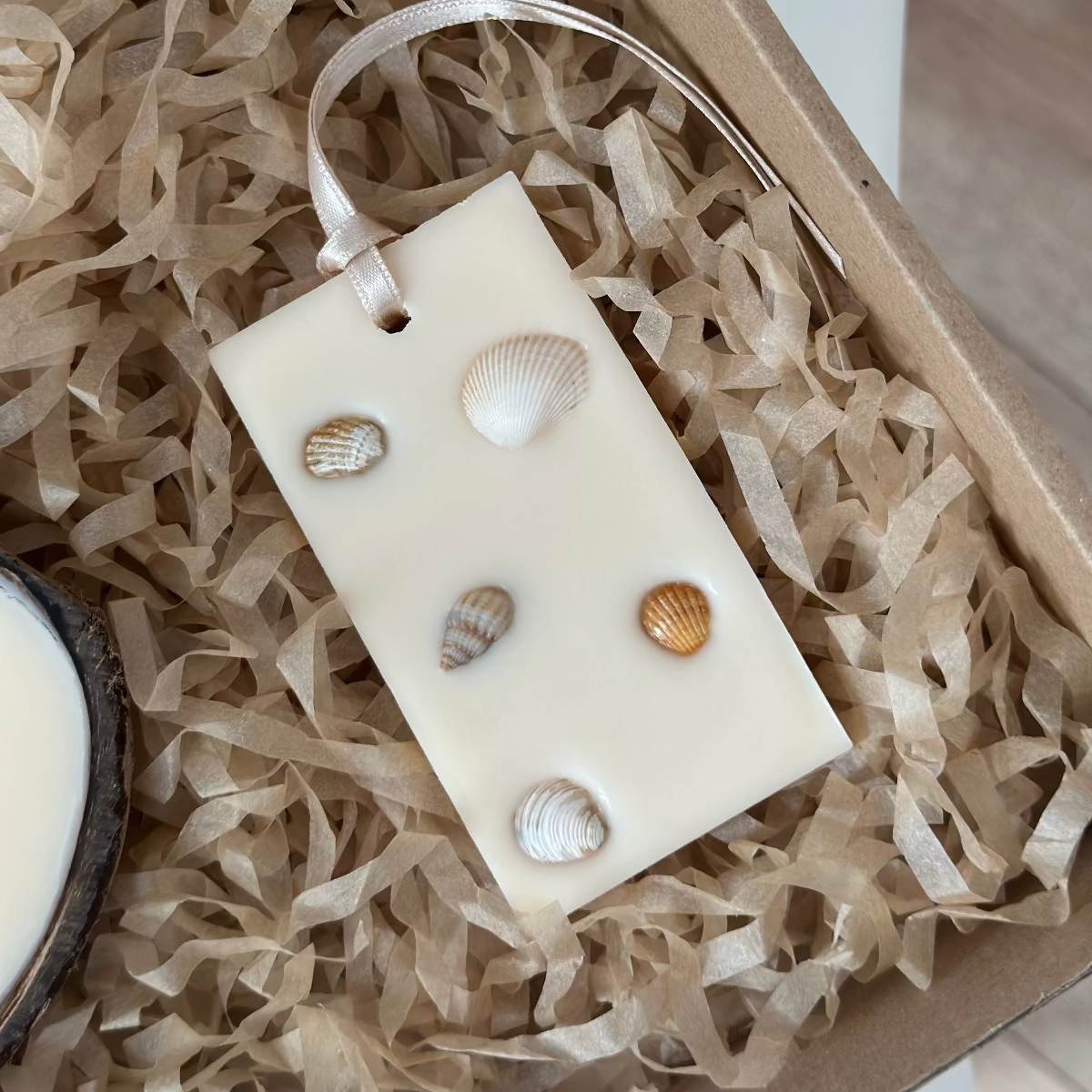 cutie-cadou-lumanare-parfumata-nuca-cocos-odorizant-dulap-del-mar