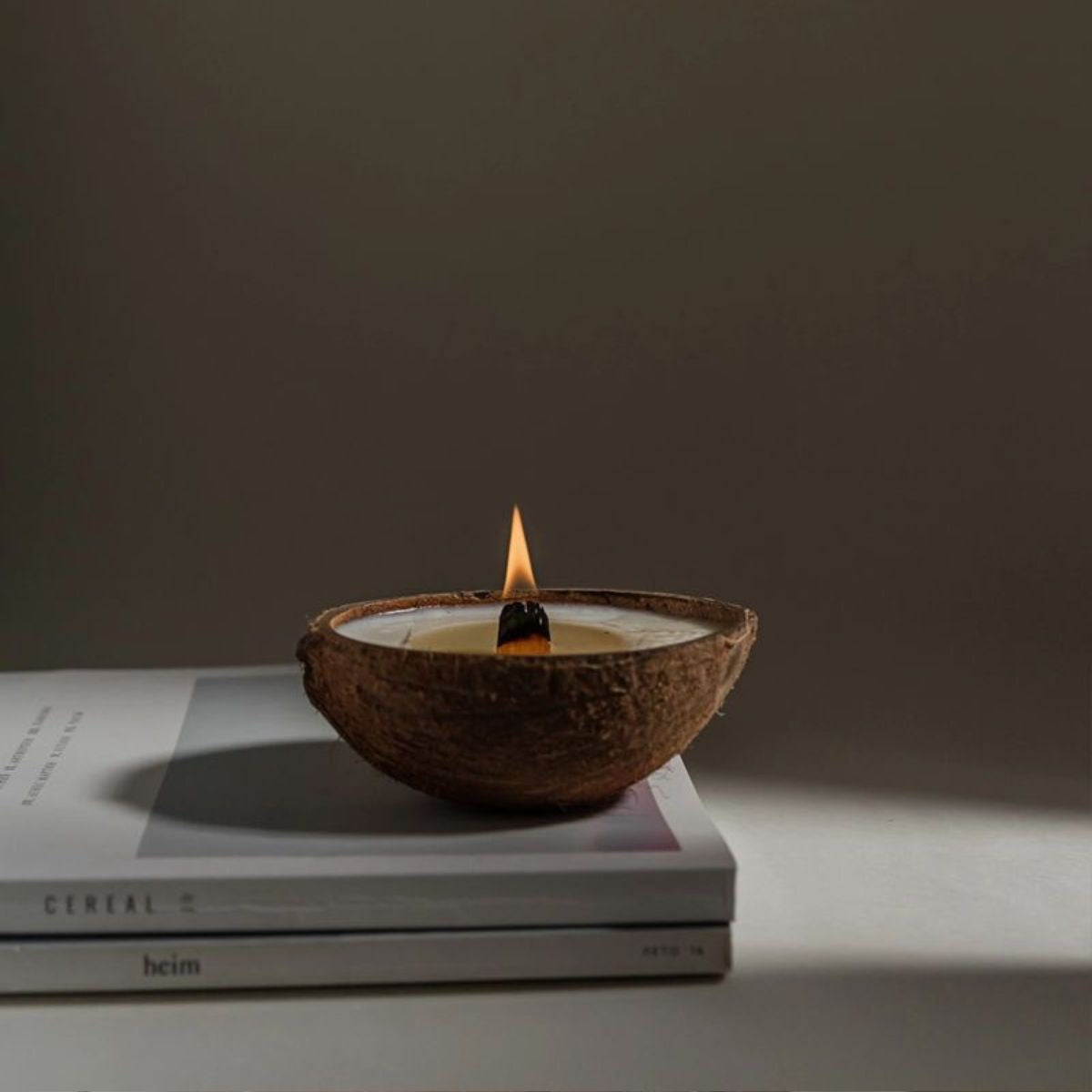 lumanare-parfumata-cu-fitil-din-lemn-in-nuca-de-cocos