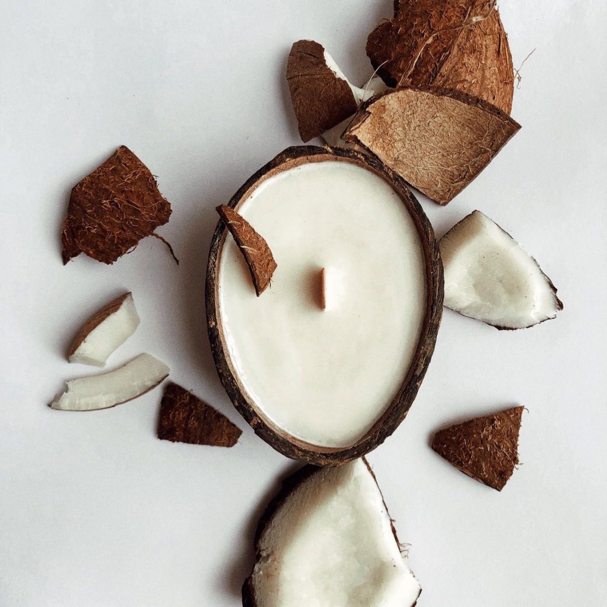 lumanare-parfumata-cu-fitil-din-lemn-in-nuca-de-cocos