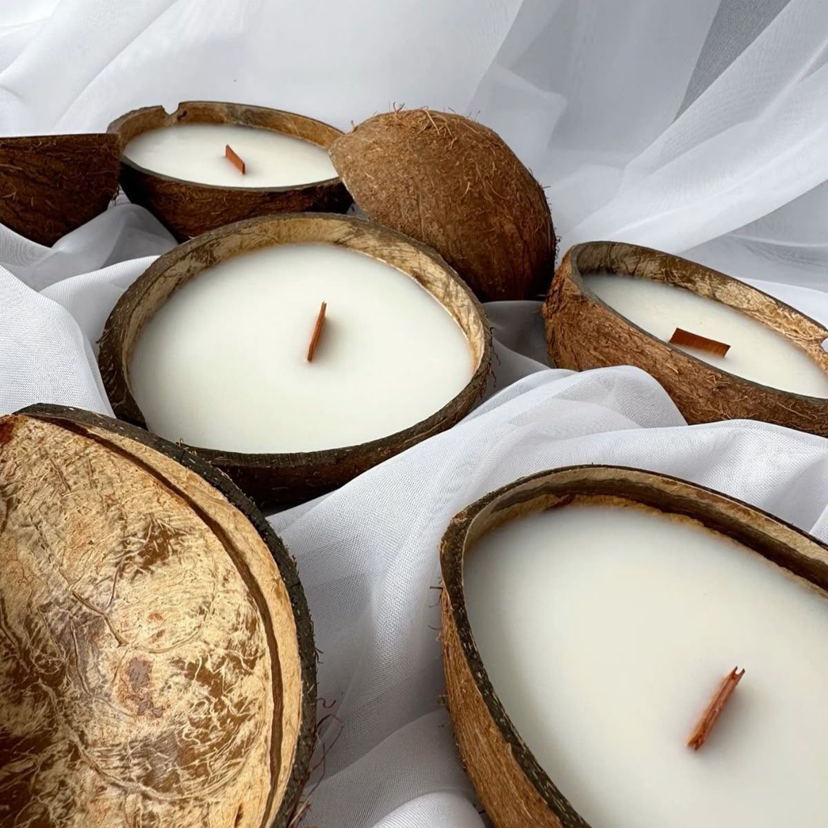 lumanare-parfumata-cu-fitil-din-lemn-in-nuca-de-cocos