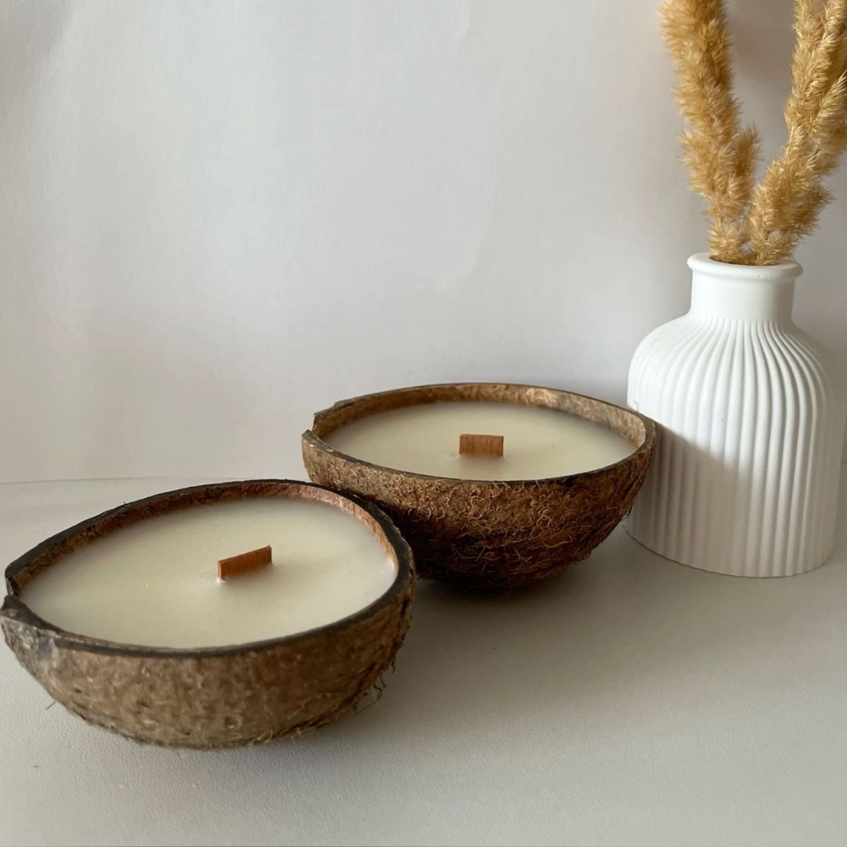lumanare-parfumata-cu-fitil-din-lemn-in-nuca-de-cocos