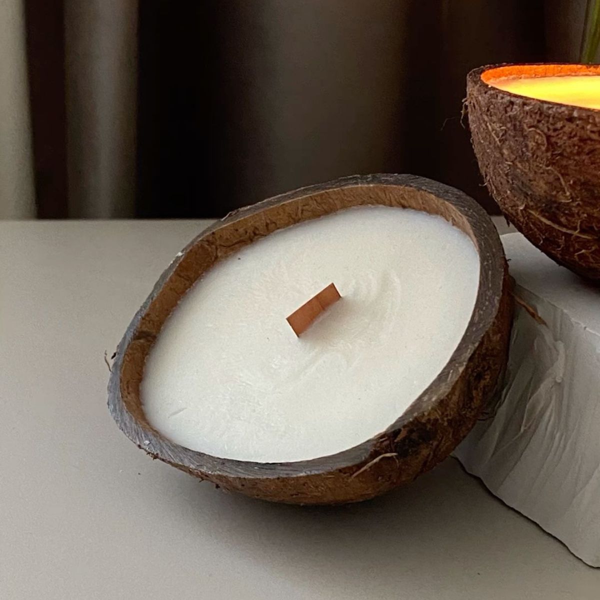 lumanare-parfumata-cu-fitil-din-lemn-in-nuca-de-cocos