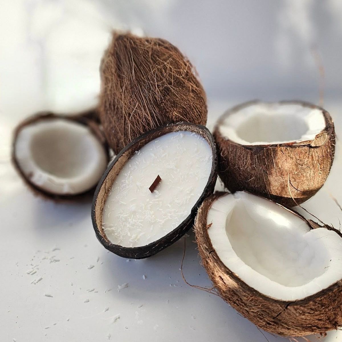 lumanare-parfumata-cu-fitil-din-lemn-in-nuca-de-cocos