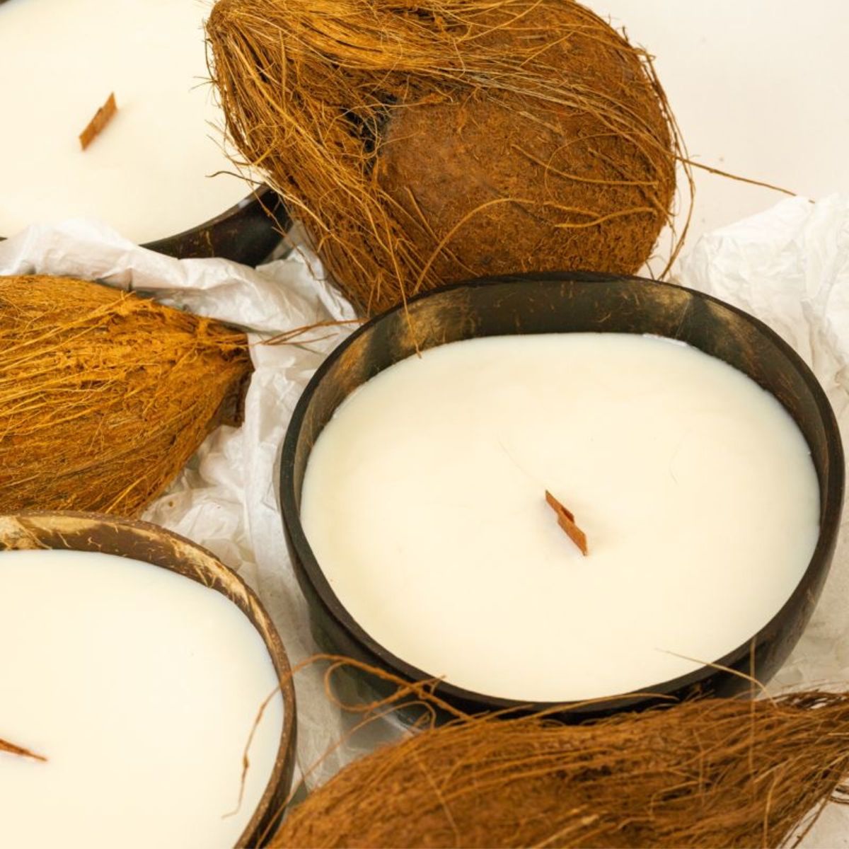 lumanare-parfumata-cu-fitil-din-lemn-in-nuca-de-cocos