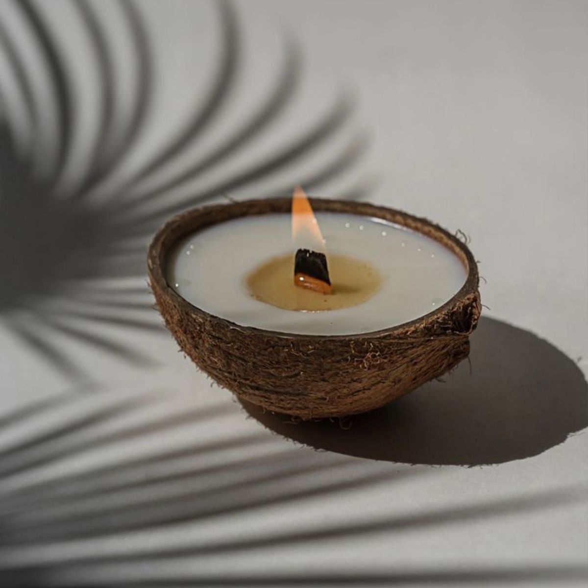 lumanare-parfumata-cu-fitil-din-lemn-in-nuca-de-cocos