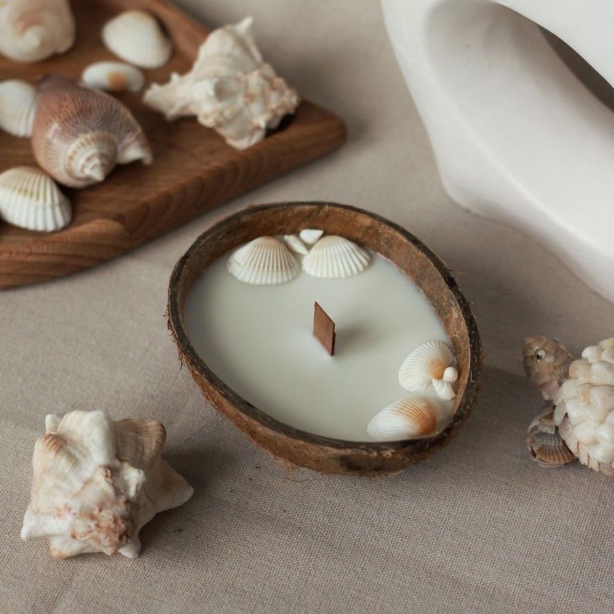 lumanare-parfumata-cu-fitil-din-lemn-in-nuca-de-cocos-del-mar