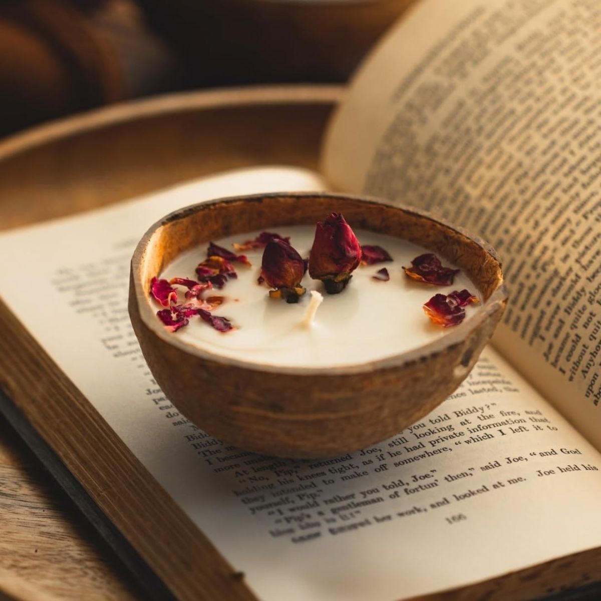 lumanare-parfumata-in-nuca-de-cocos-rosa