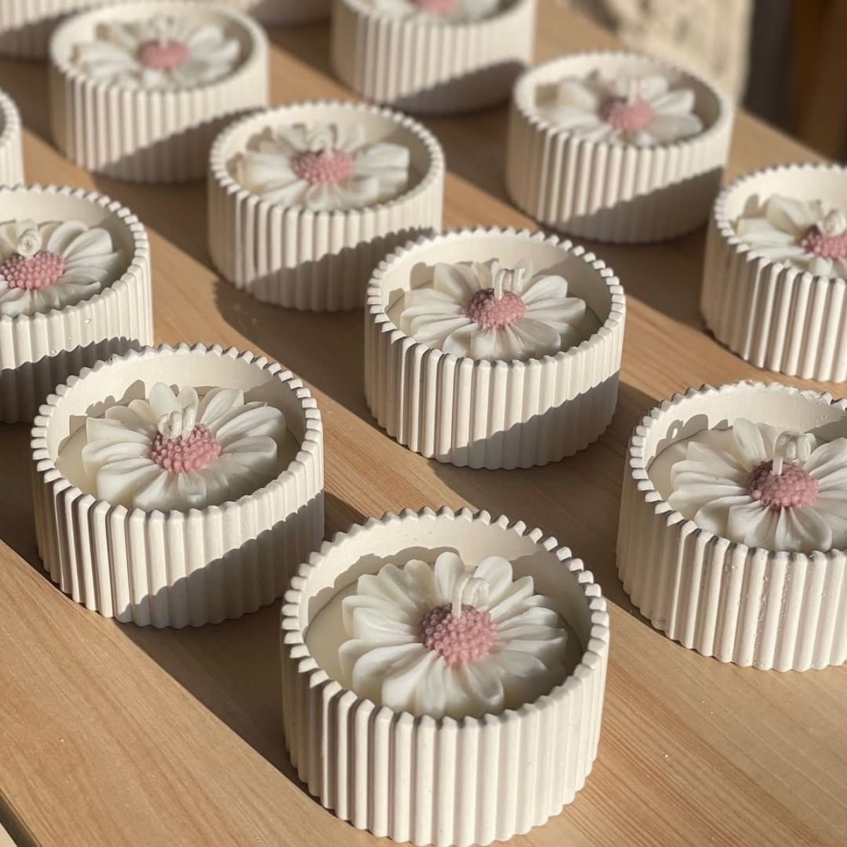 martisor-parfumat-lumanare-din-ceara-de-soia-in-bol-de-ceramica-margareta