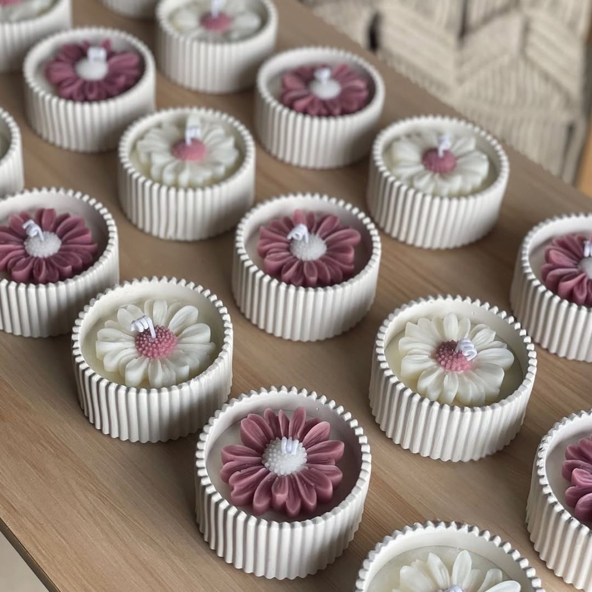 martisor-parfumat-lumanare-din-ceara-de-soia-in-bol-de-ceramica-margareta