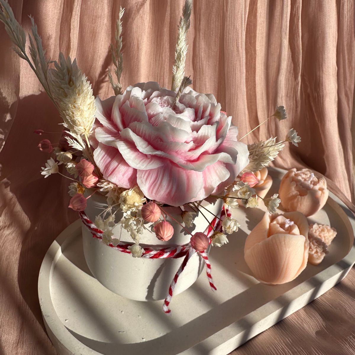 martisor-parfumat-lumanare-din-ceara-de-soia-in-vas-ceramic-bujor