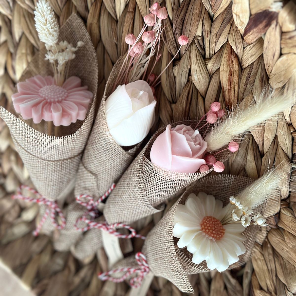 martisor-parfumat-lumanare-din-soia-buchet-cu-lalea