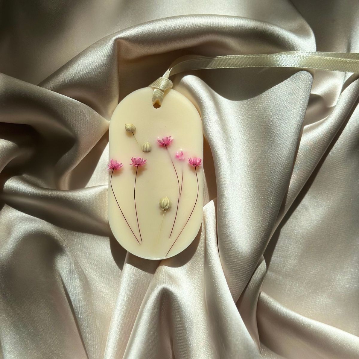 odorizant-pentru-dulap-din-ceara-parfumata-bergamota-crin-lemn-santal